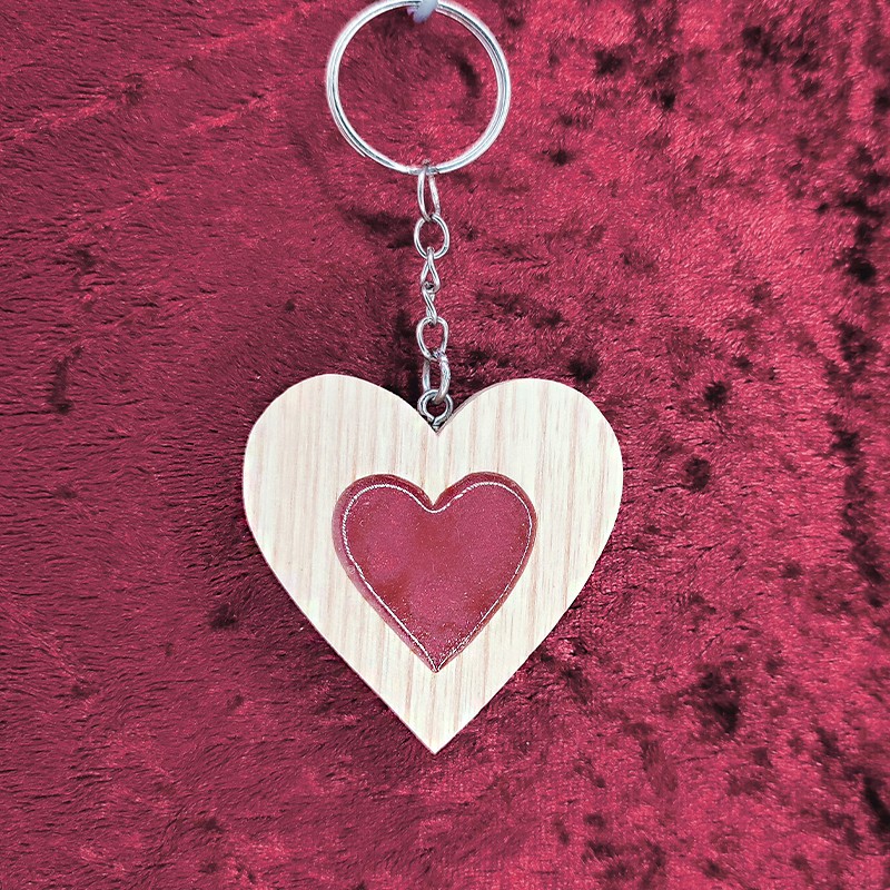 Porte clés bois d'un cœur avec de la résine