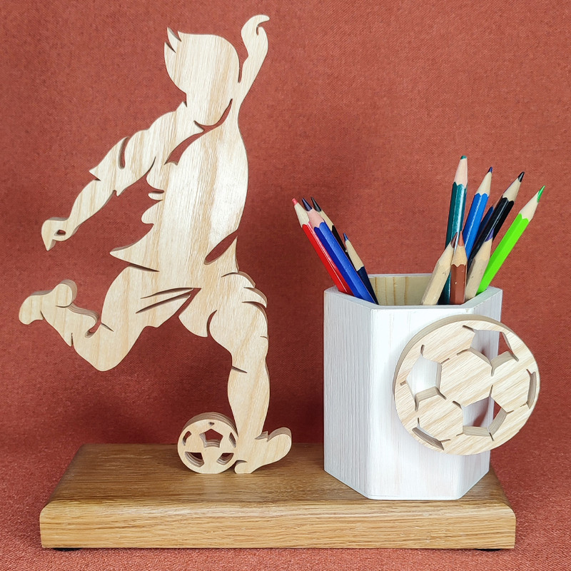 Pot à Crayons en bois d'un footballeur