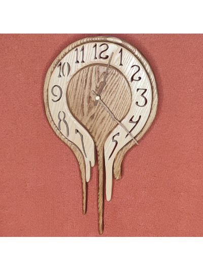 Horloge dégoulinante en bois