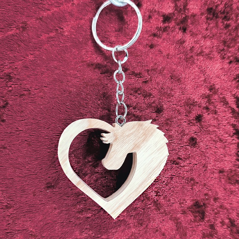 Porte clés bois d'un cœur avec une tête de cheval