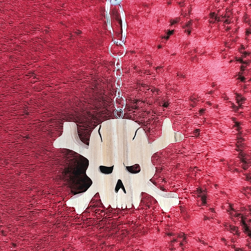 Porte clés bois d'une tête de mort avec os