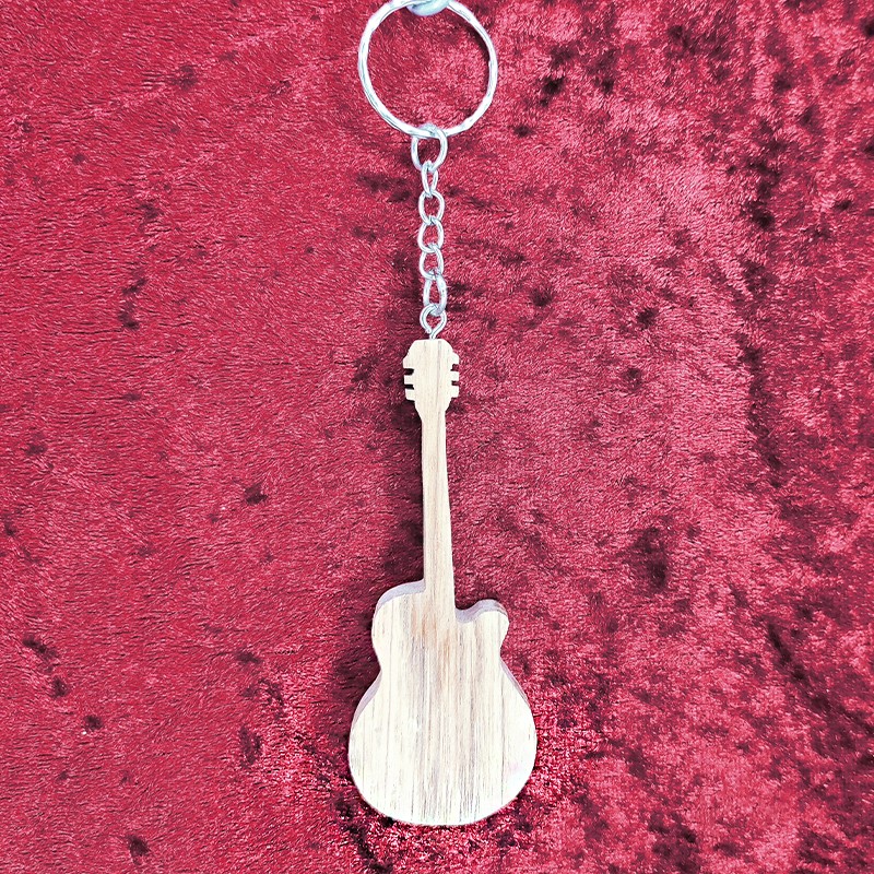 Voici un joli porte-clés d'une guitare électrique en bois noble